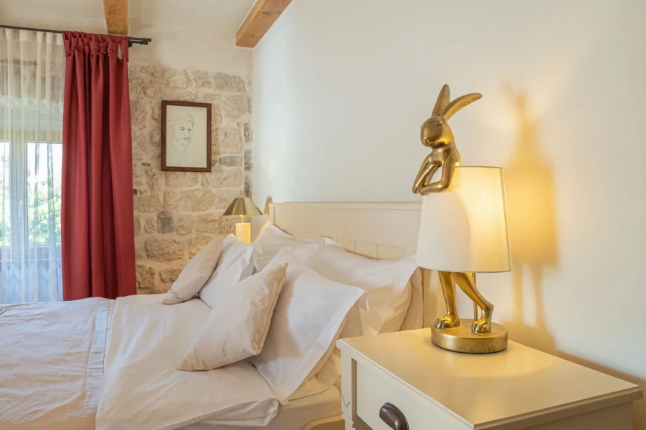 Comfy Bedroom with Cozy Atmosphere and Elegant Décor