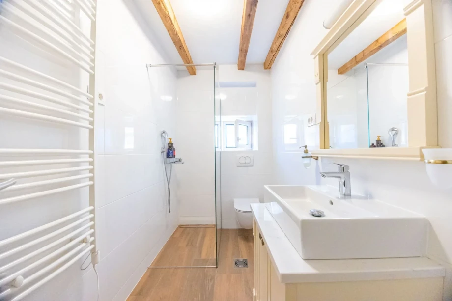 Well-Equipped Luxury Bathroom with Elegant Finishes