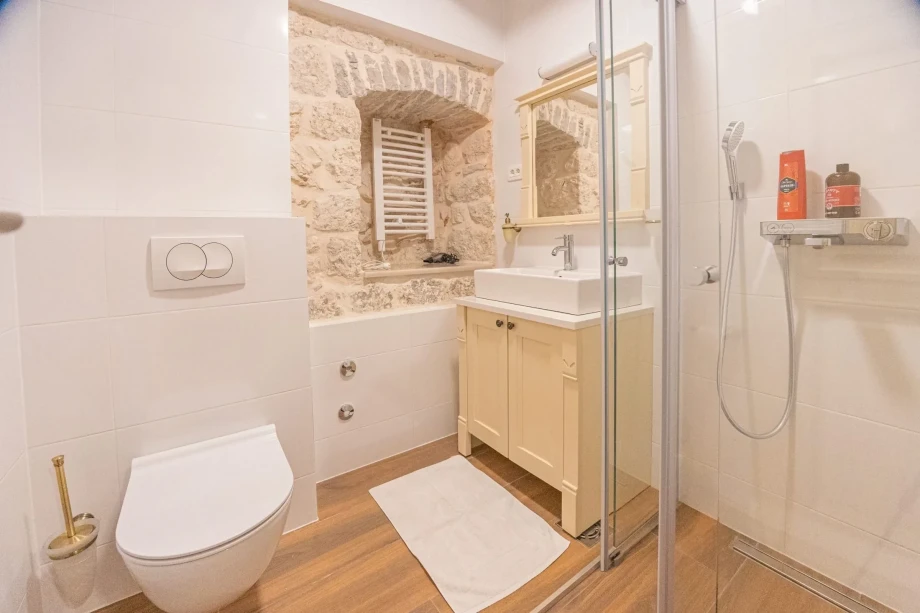 Cute Modern Bathroom with Stylish Design