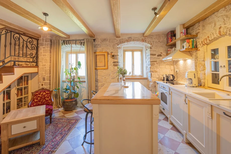 Dining Room with Intricate Details and Elegant Décor