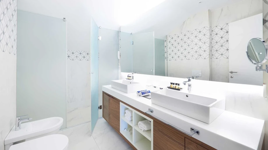 Fully equipped modern bathroom Huma