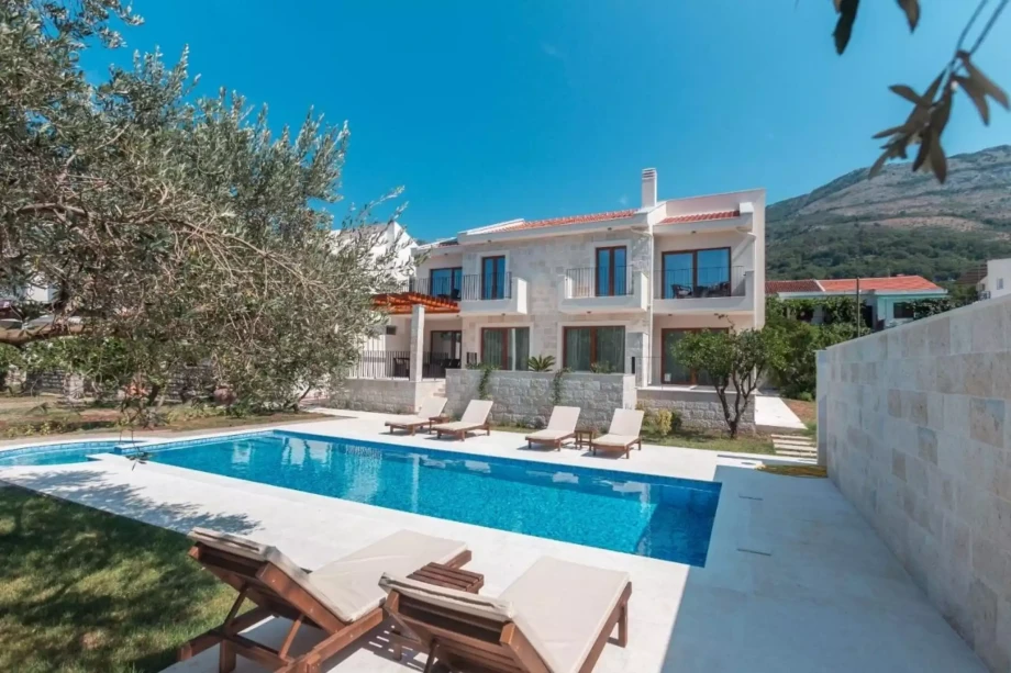 Stellar Retreat Villa с бассейном