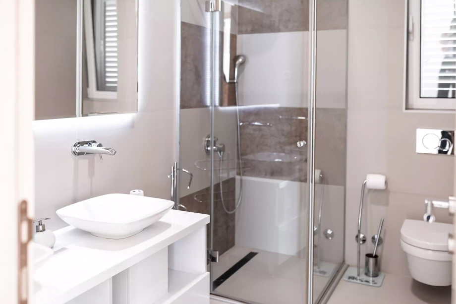 Modern Bathroom Design in Villa