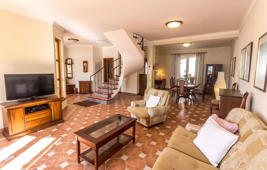 Cozy living room with dining area