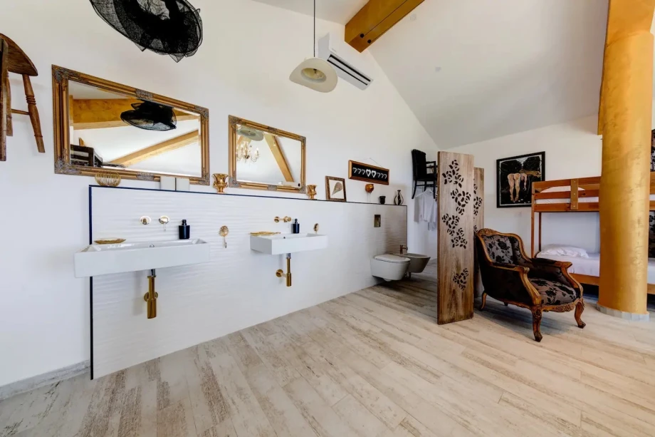 Spacious bathroom with two sinks