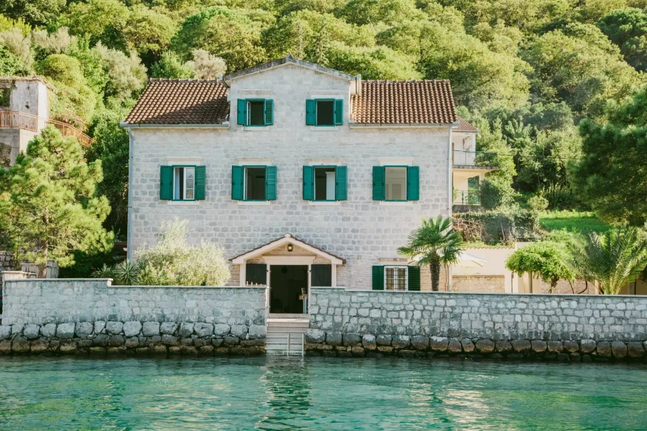 Beachfront Pallazzo Trina in Kotor Bay
