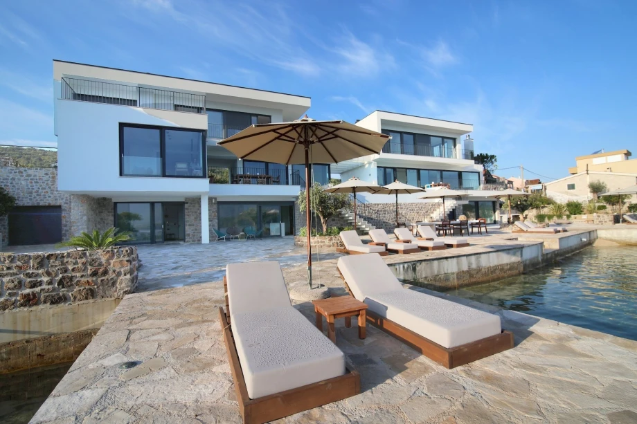 Deck chairs and an outdoor pool in the courtyard of La Danse Du Soleil Villa