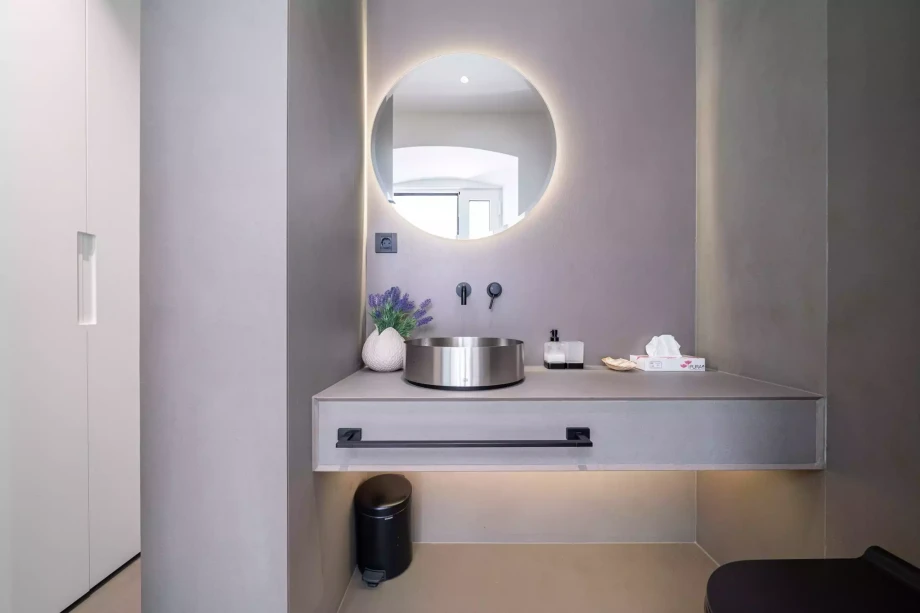 Modern and Fully Equipped Bathroom