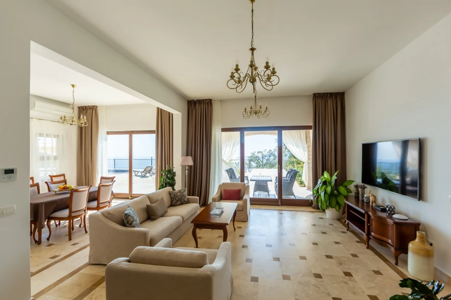 Luxuriously furnished Villa Reef Starfish living room with a flat screen TV