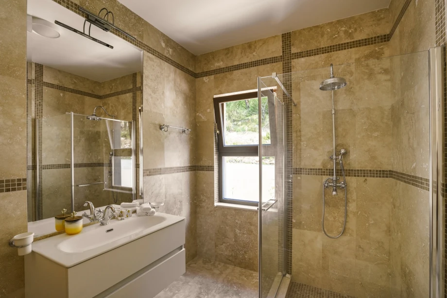 Villa Reef Starfish bathroom with beige tiles