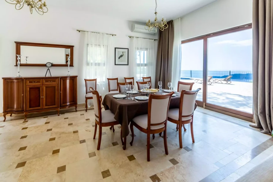 Spacious dining area for 6 inside in Villa Reef Tree