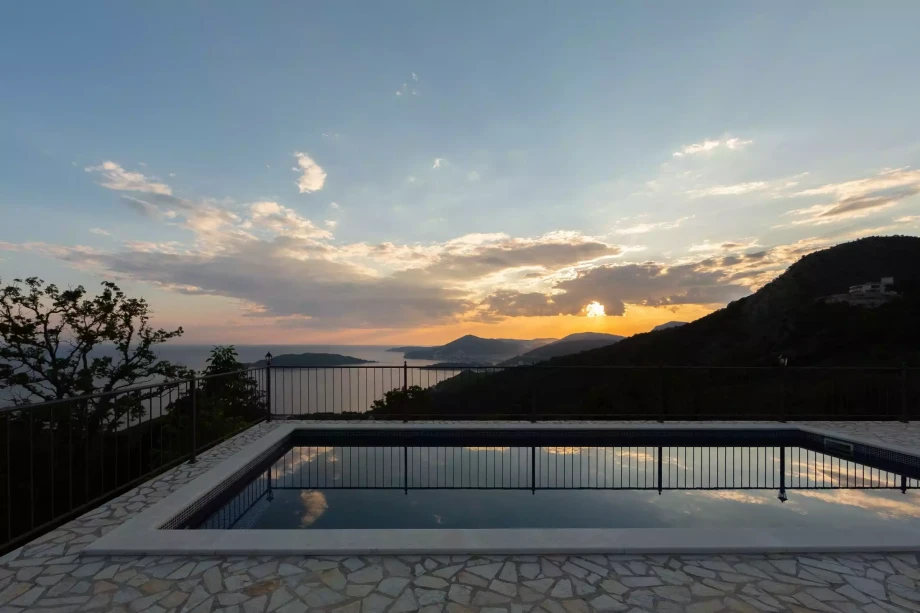 Amazing views of the sea and mountains inside Villa Reef Tree in Budva