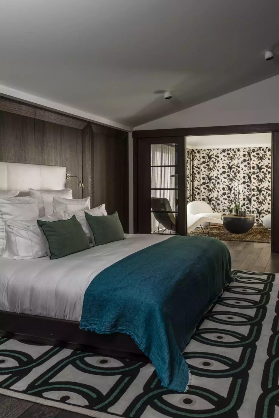 Classy queen bed in villa for rent in Budva