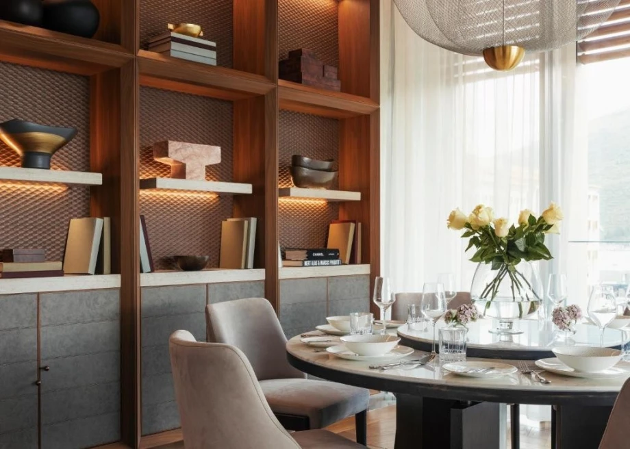 Dining room with roses and contemporary design inside One & Only Panoramic Suite