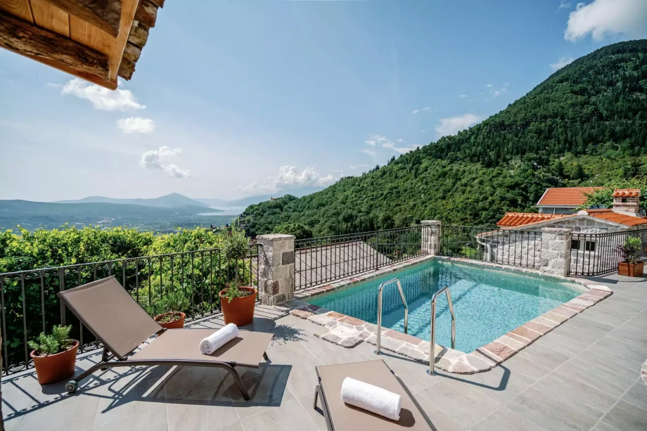 Villa with pool and view in Kotor