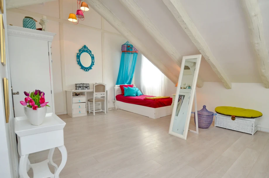 Bedroom with one single bed