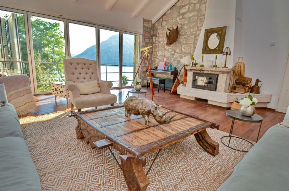 Room with Wooden Table in Villa Corazón del Perasto