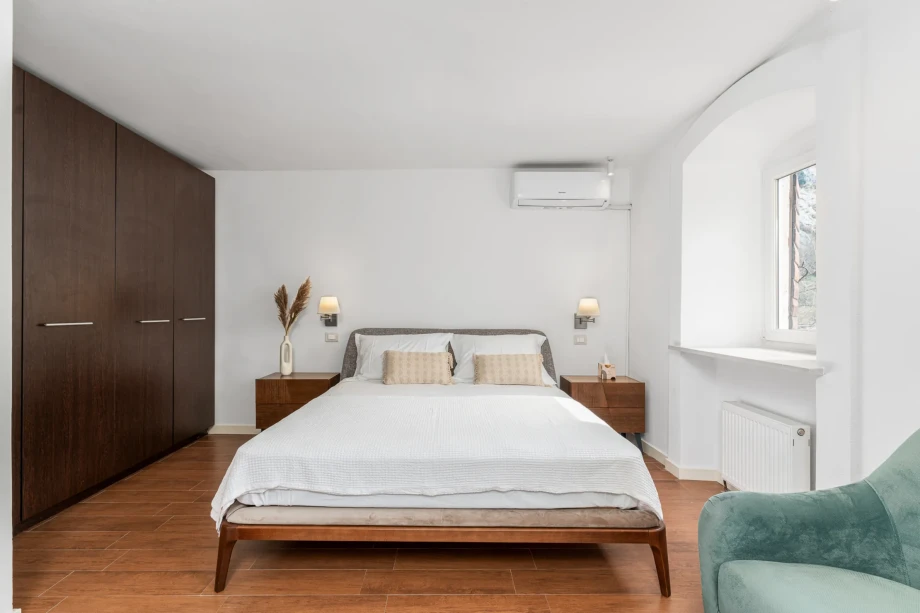 Luxurious Double Bedroom with Elegant Décor