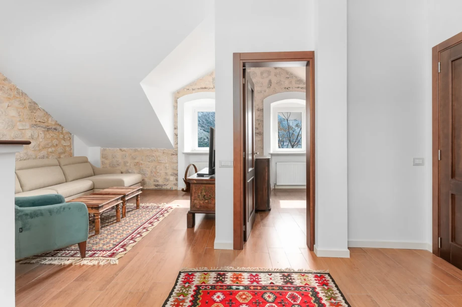 Spacious Bright Upstairs Room with Panoramic Views