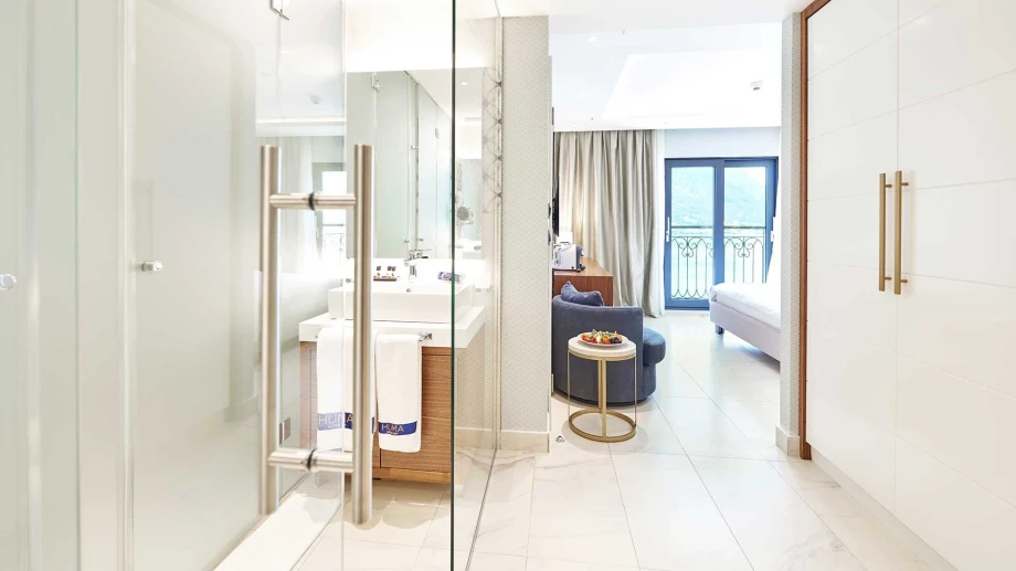 Light-filled Room with Elegant Decor