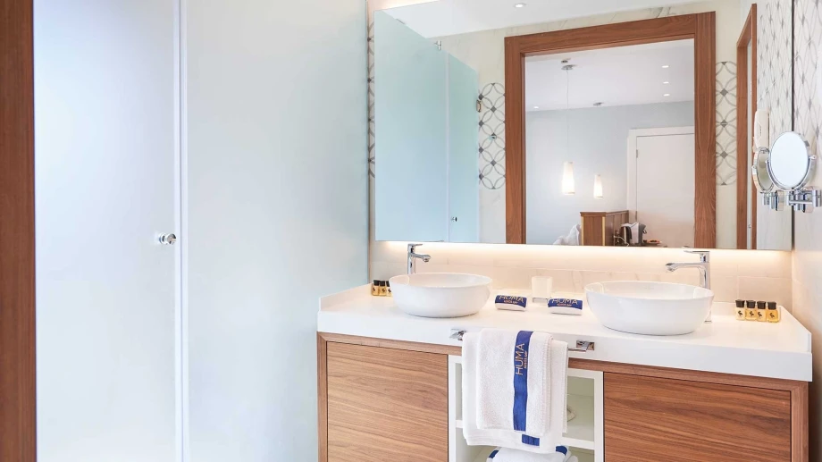 Equipped Bathroom with Modern Amenities