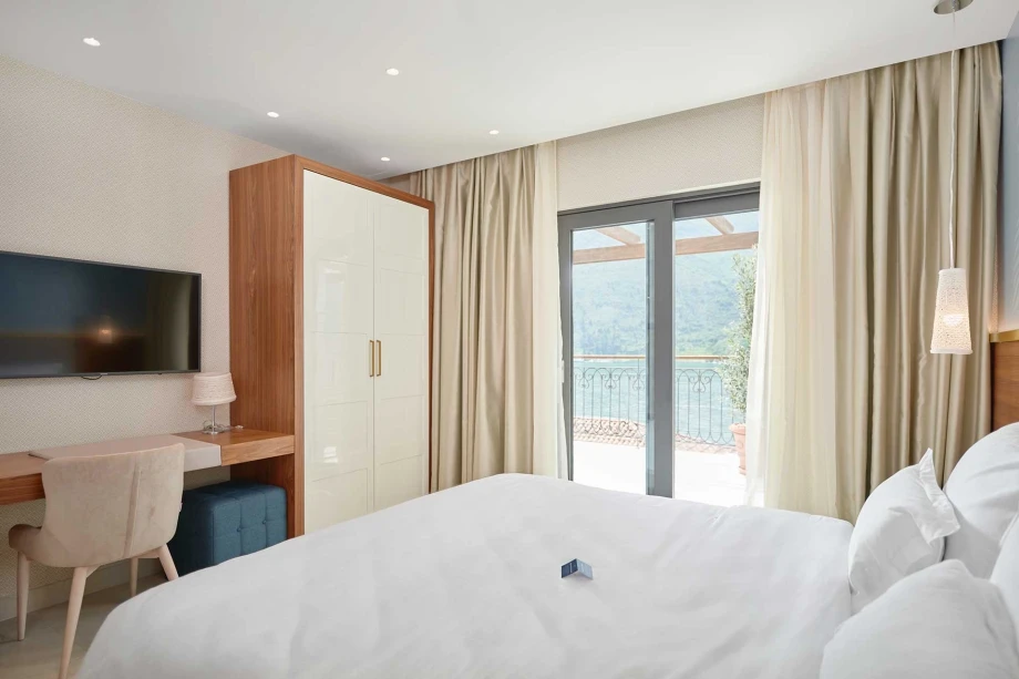 Bedroom with a Beautiful View of the Bay in Huma Villa