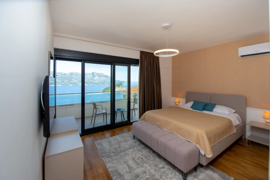 Spacious Room with Elegant Décor at Moonstruck Villa
