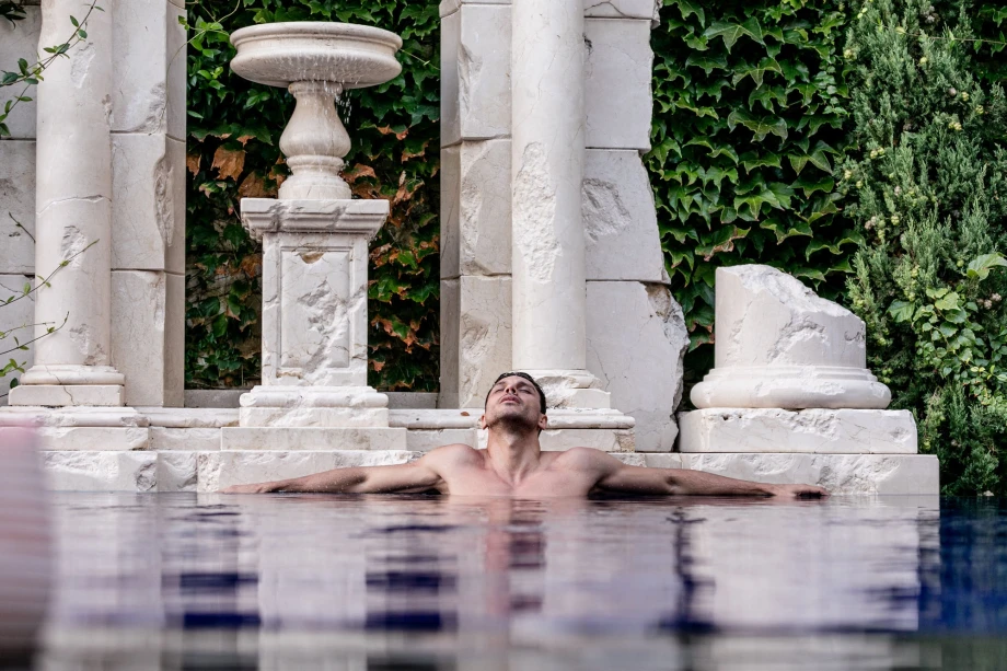 Luxurious Villa Poolside Bliss – A Refreshing Escape