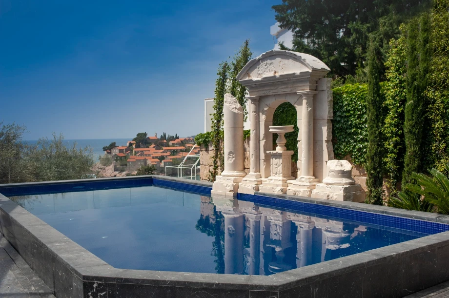 Expansive Swimming Pool for Ultimate Villa Leisure