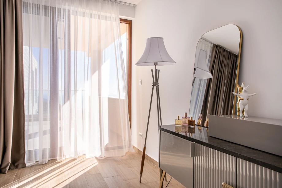 Bright Room with Abundant Natural Light