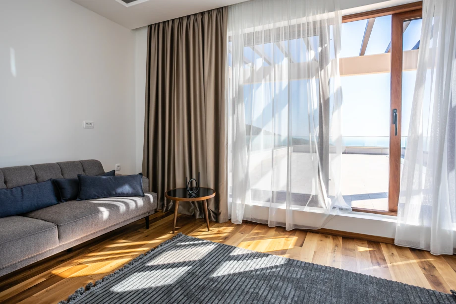 Spacious Living Room with Comfortable Seating