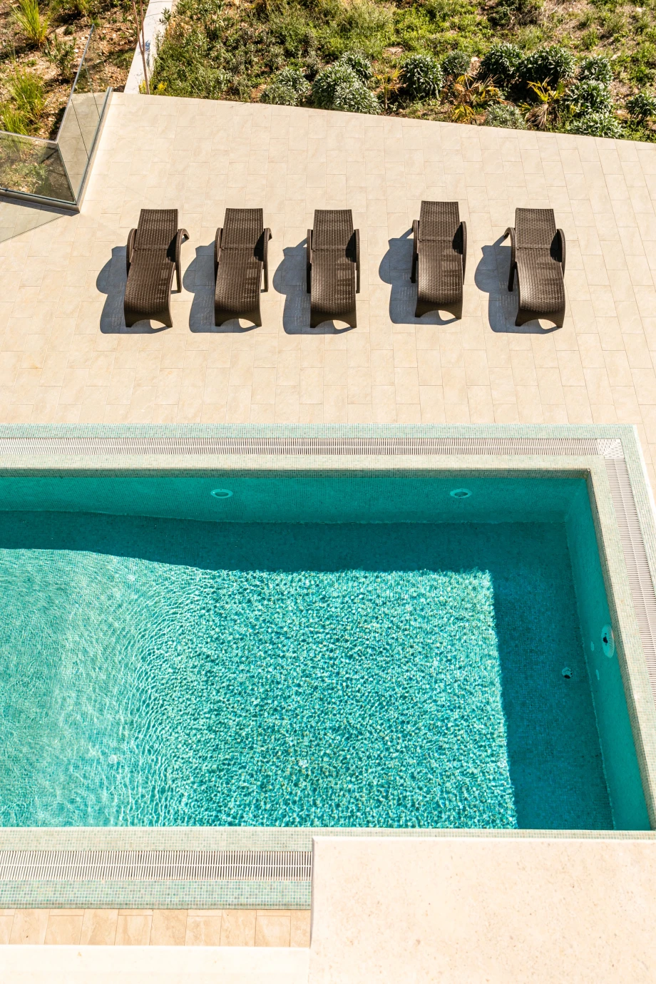 Relaxing Poolside Oasis with Lush Surroundings