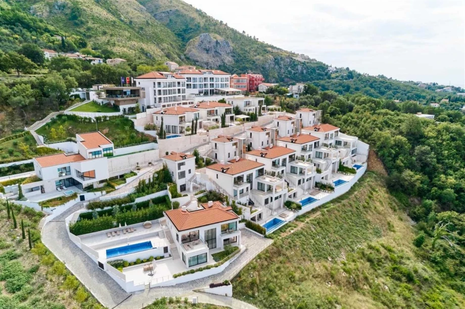 Beautiful Villa with Swimming Pool and Scenic Views