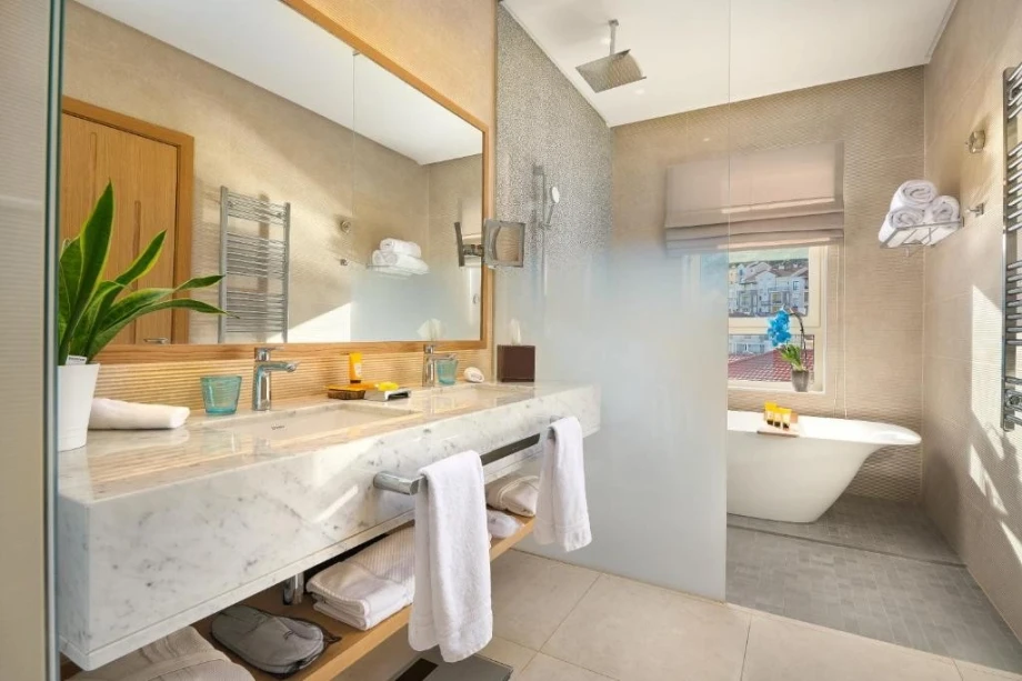 Fully Equipped Bathroom with Modern Amenities