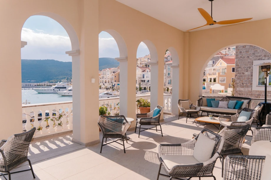 Spacious Garden with Lush Greenery for Relaxation