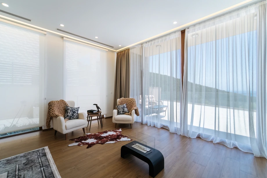 Beautifully Designed Living Room Blending Comfort and Elegance