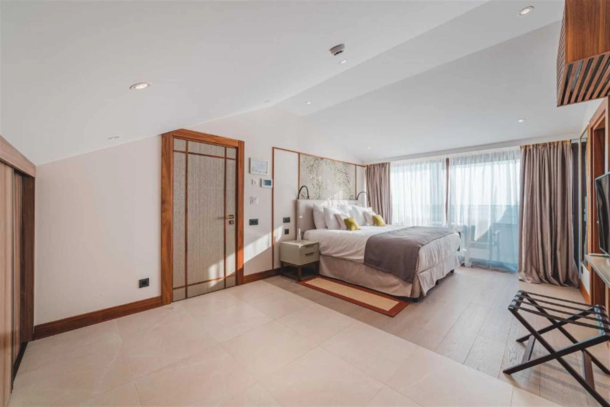 Elegant and Spacious Bedroom with Contemporary Touches – Tranquil Villa Retreat