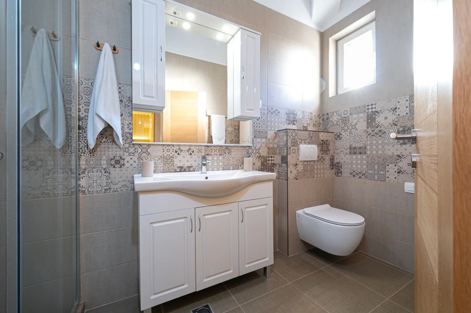 Equipped Bathroom with Modern Fixtures – A Luxurious Space for Comfort