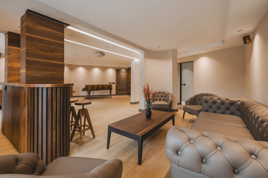 Spacious Open-Plan Living Room with Ample Seating