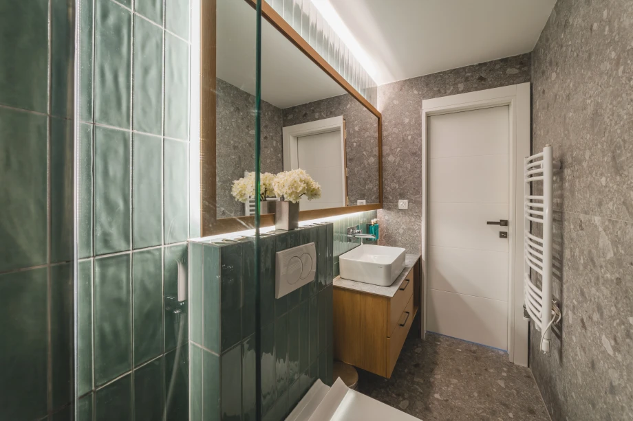 Modern Fully Equipped Bathroom with Elegant Fixture