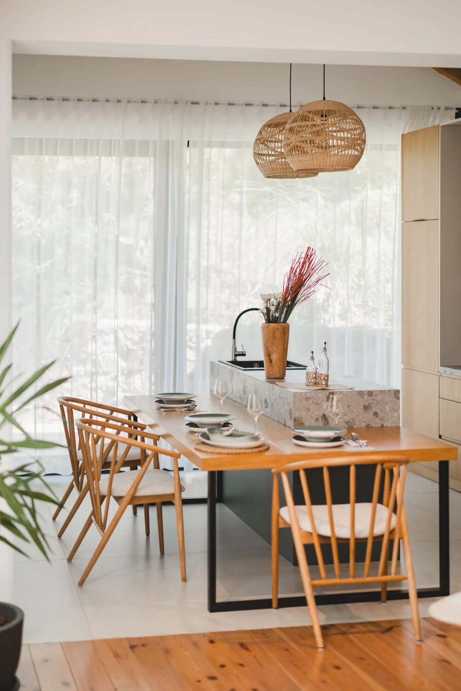 Contemporary Villa Dining Area with Sleek Modern Table Design