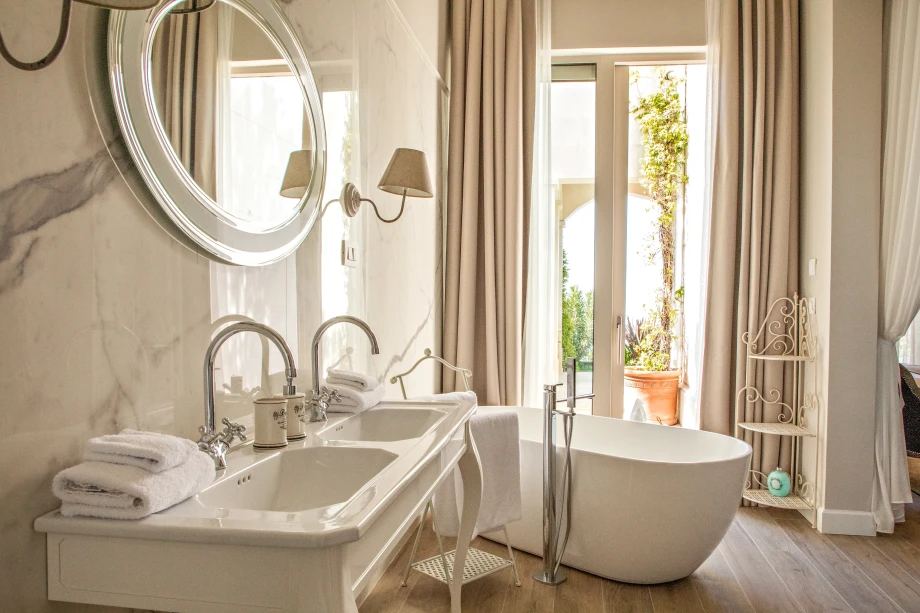 Modern bathroom with bathtub at Villa Cliffside Royal Estate